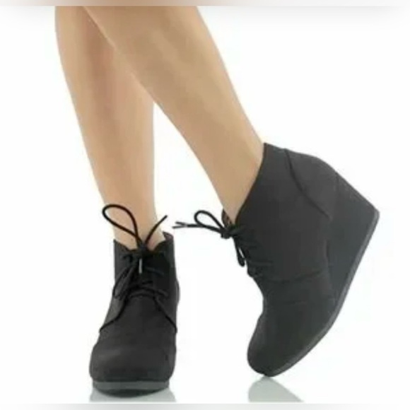 CHARLOTTE RUSSE retro lace-up boot - Picture 6 of 6